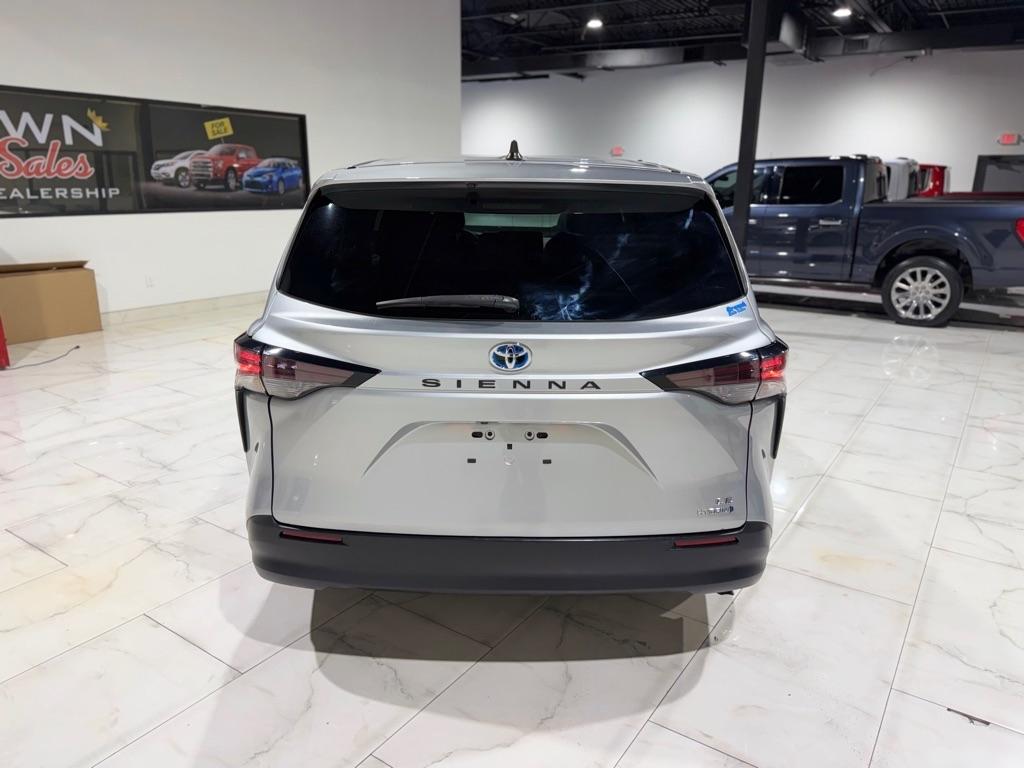 Toyota Sienna LE 8-Passenger 2023