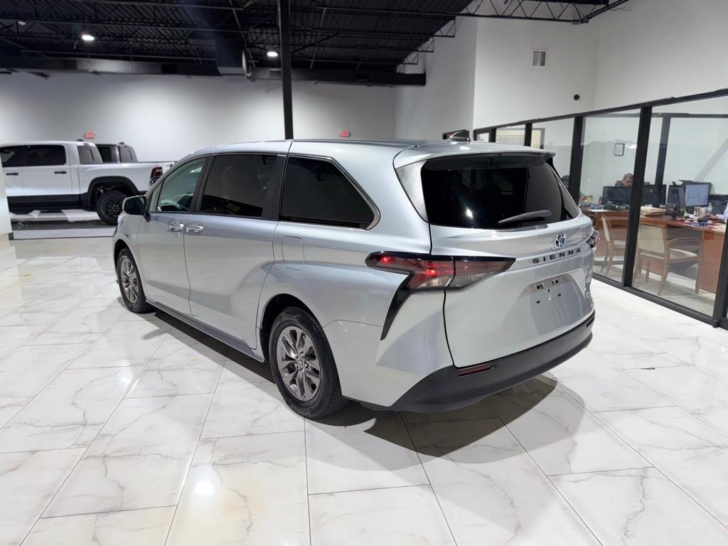 Toyota Sienna LE 8-Passenger 2023