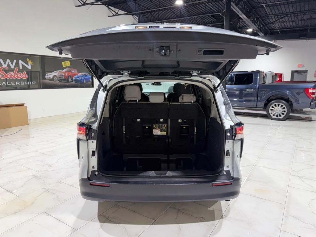 Toyota Sienna LE 8-Passenger 2023