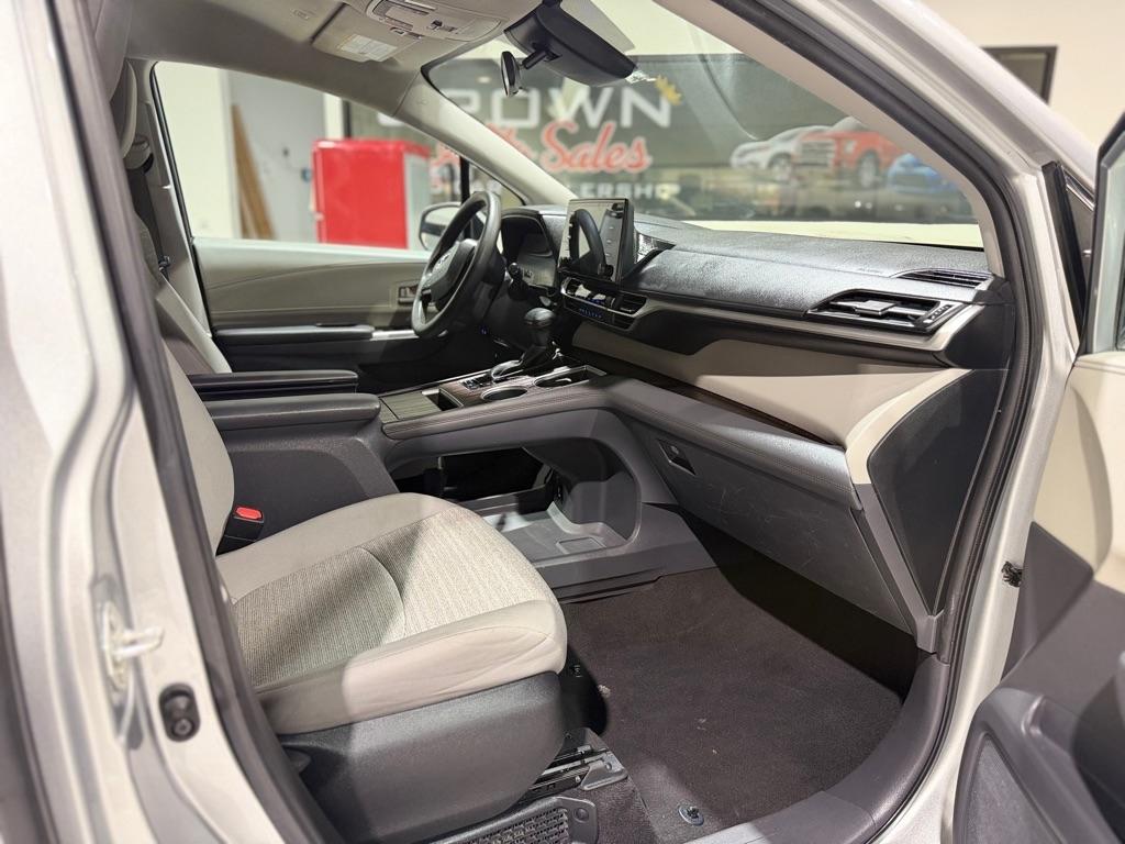 Toyota Sienna LE 8-Passenger 2023