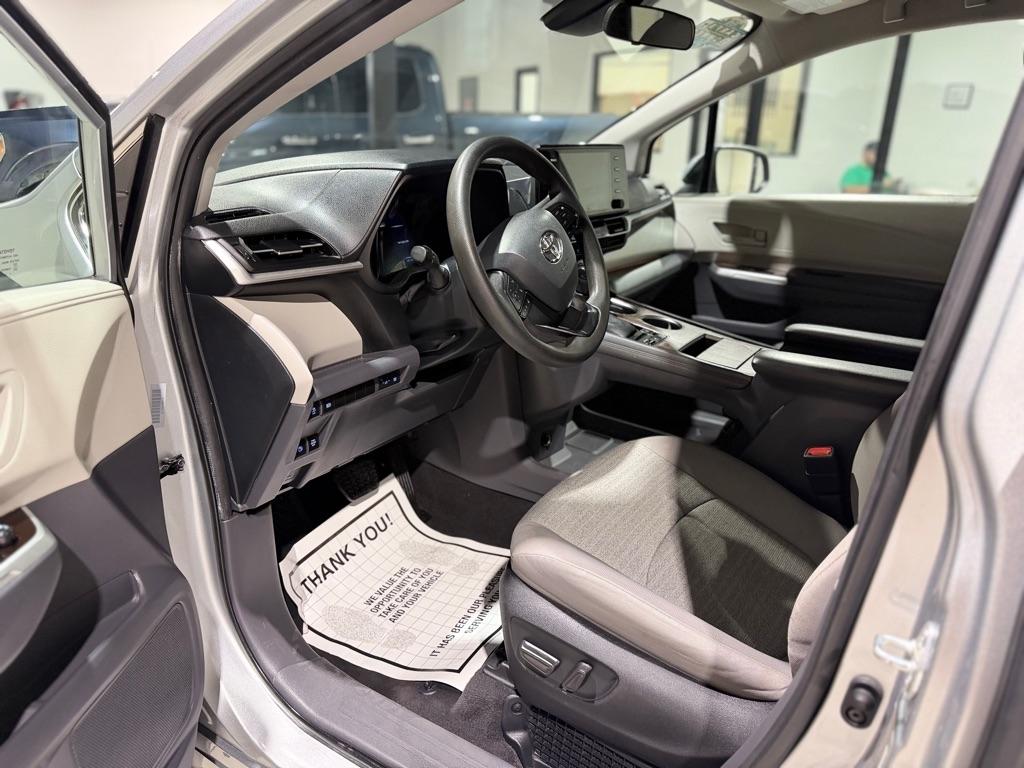 Toyota Sienna LE 8-Passenger 2023