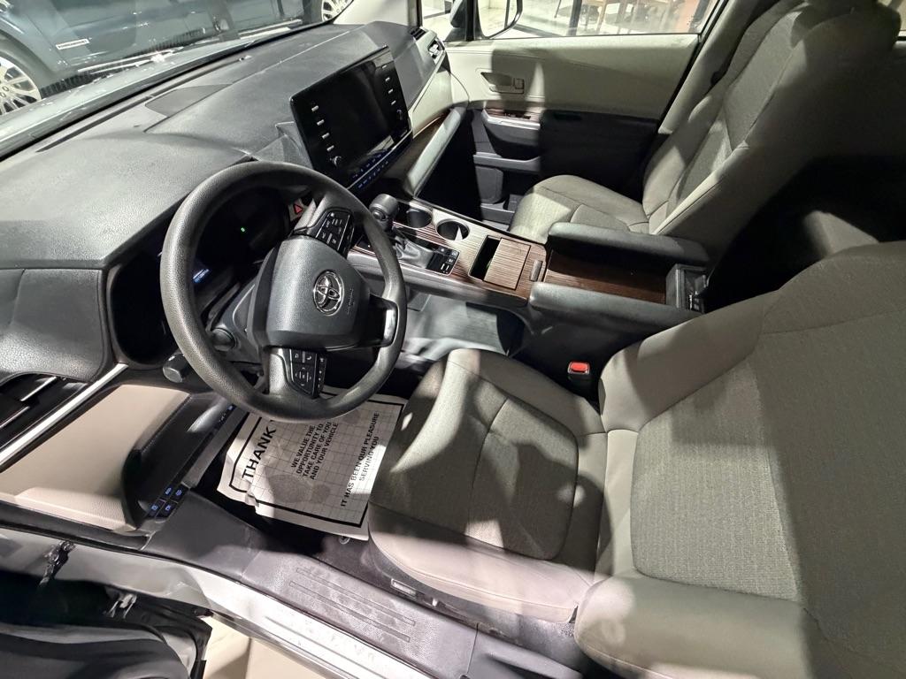 Toyota Sienna LE 8-Passenger 2023