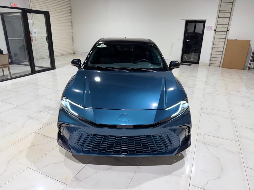 Toyota Camry Hybrid XLE 2025