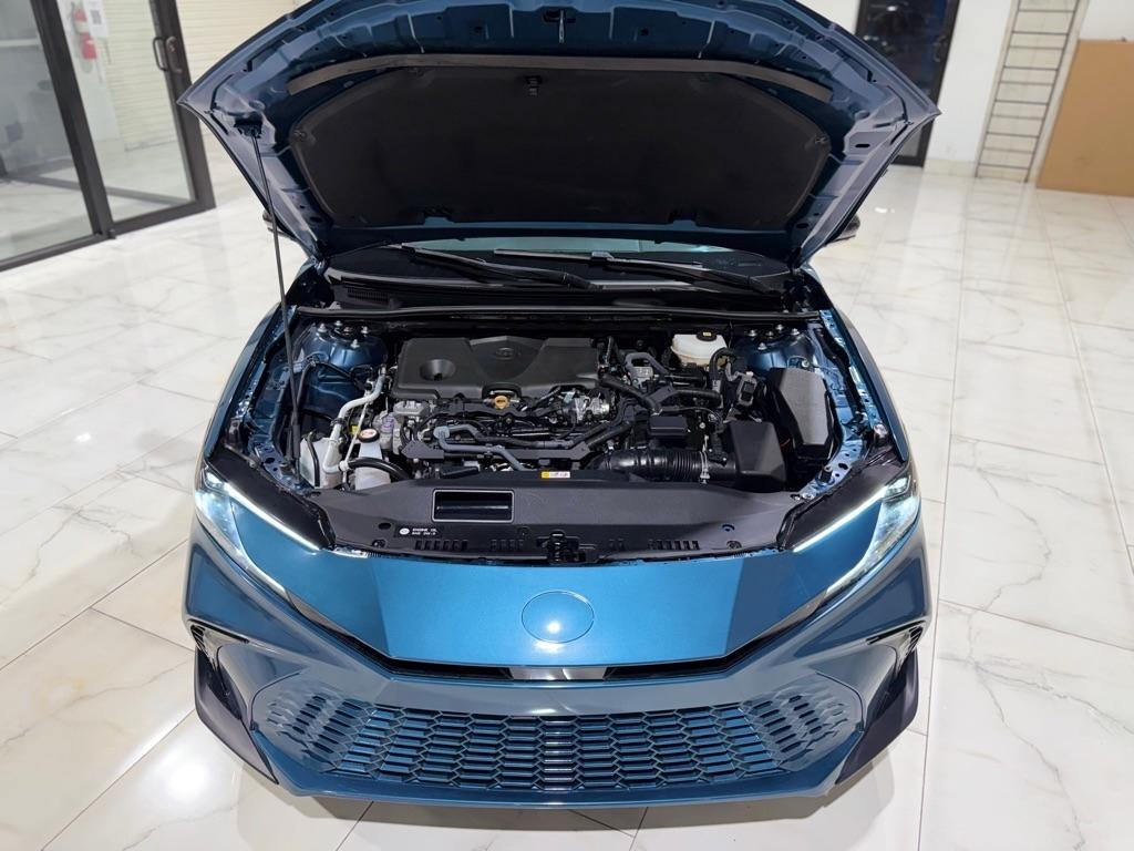 Toyota Camry Hybrid XLE 2025