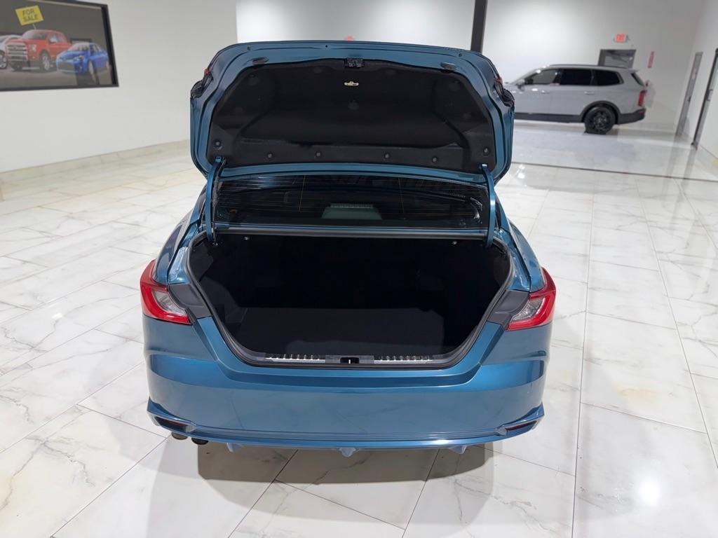 Toyota Camry Hybrid XLE 2025
