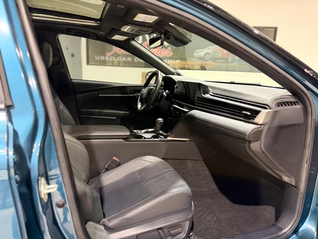 Toyota Camry Hybrid XLE 2025