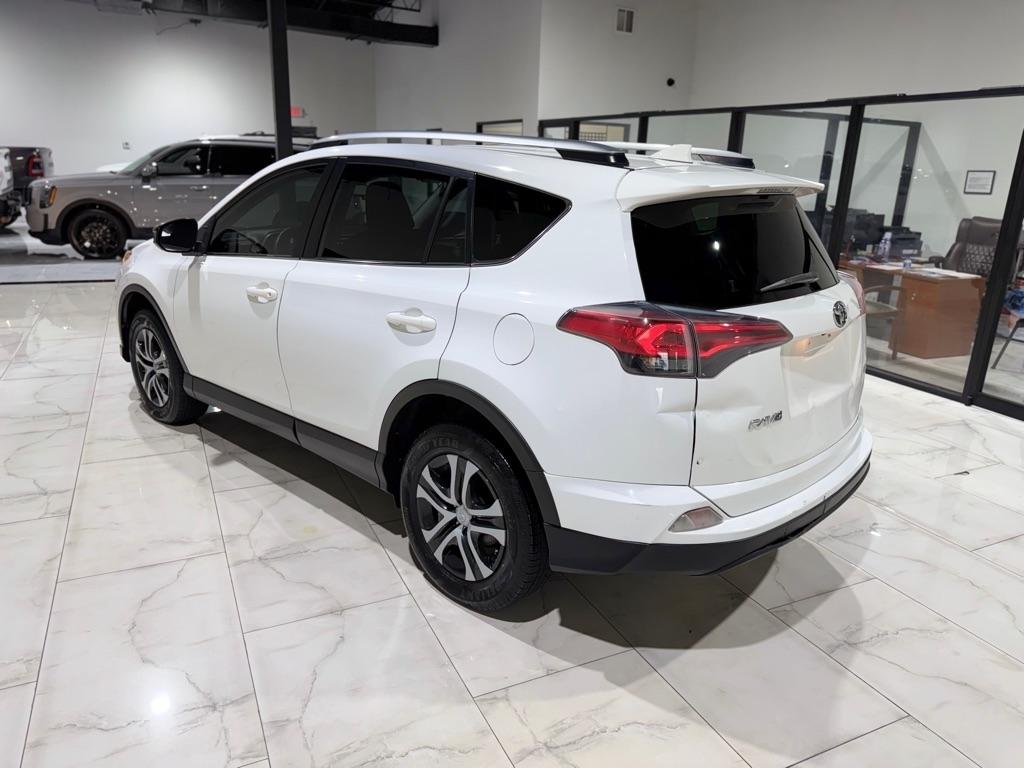 Toyota RAV4 LE FWD 2018