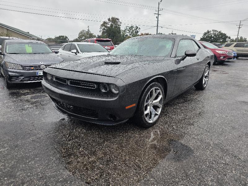 2016 Dodge Challenger SXT's photo