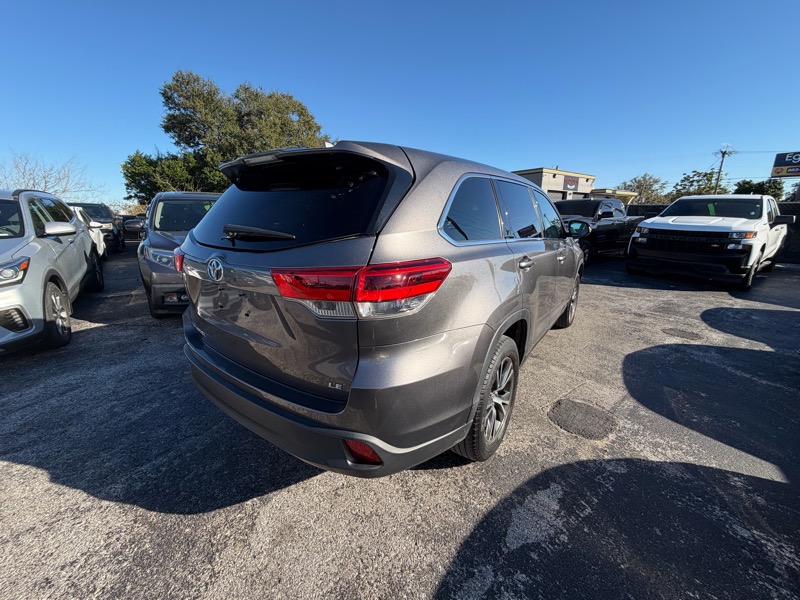 Toyota Highlander LE Plus FWD V6 2019