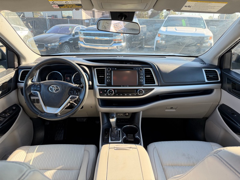 Toyota Highlander LE Plus FWD V6 2019