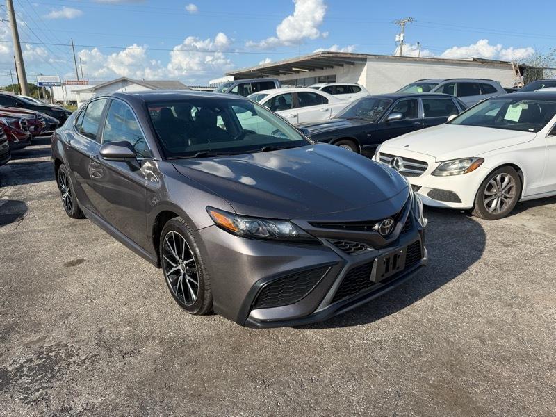 Toyota Camry SE 2021