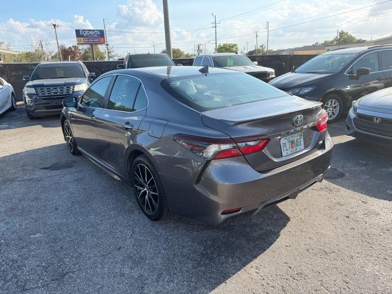 Toyota Camry SE 2021