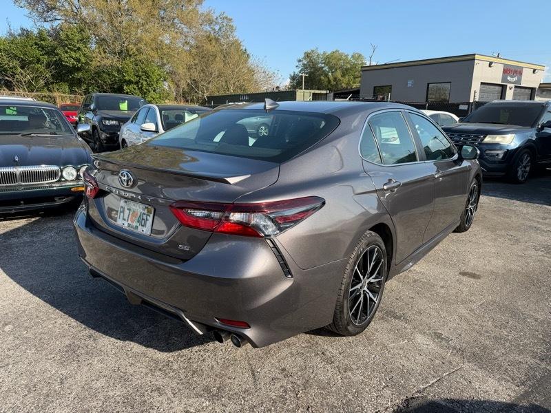 Toyota Camry SE 2021