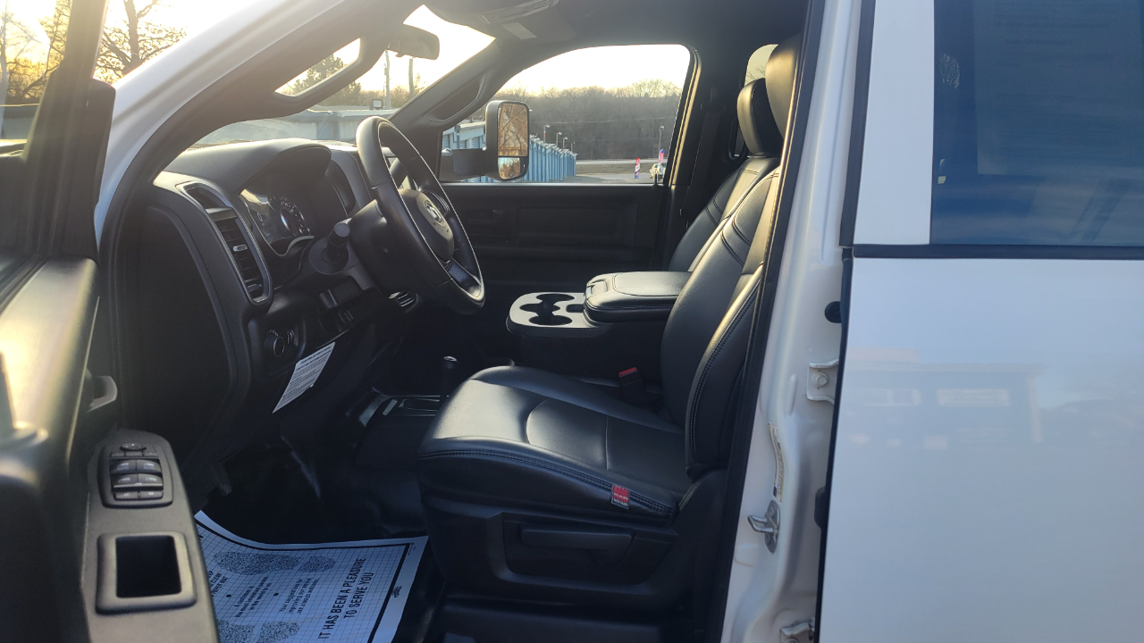 RAM 5500 Chassis Cab Tradesman 4x4 Crew Cab 84" CA 197.4" WB 2022