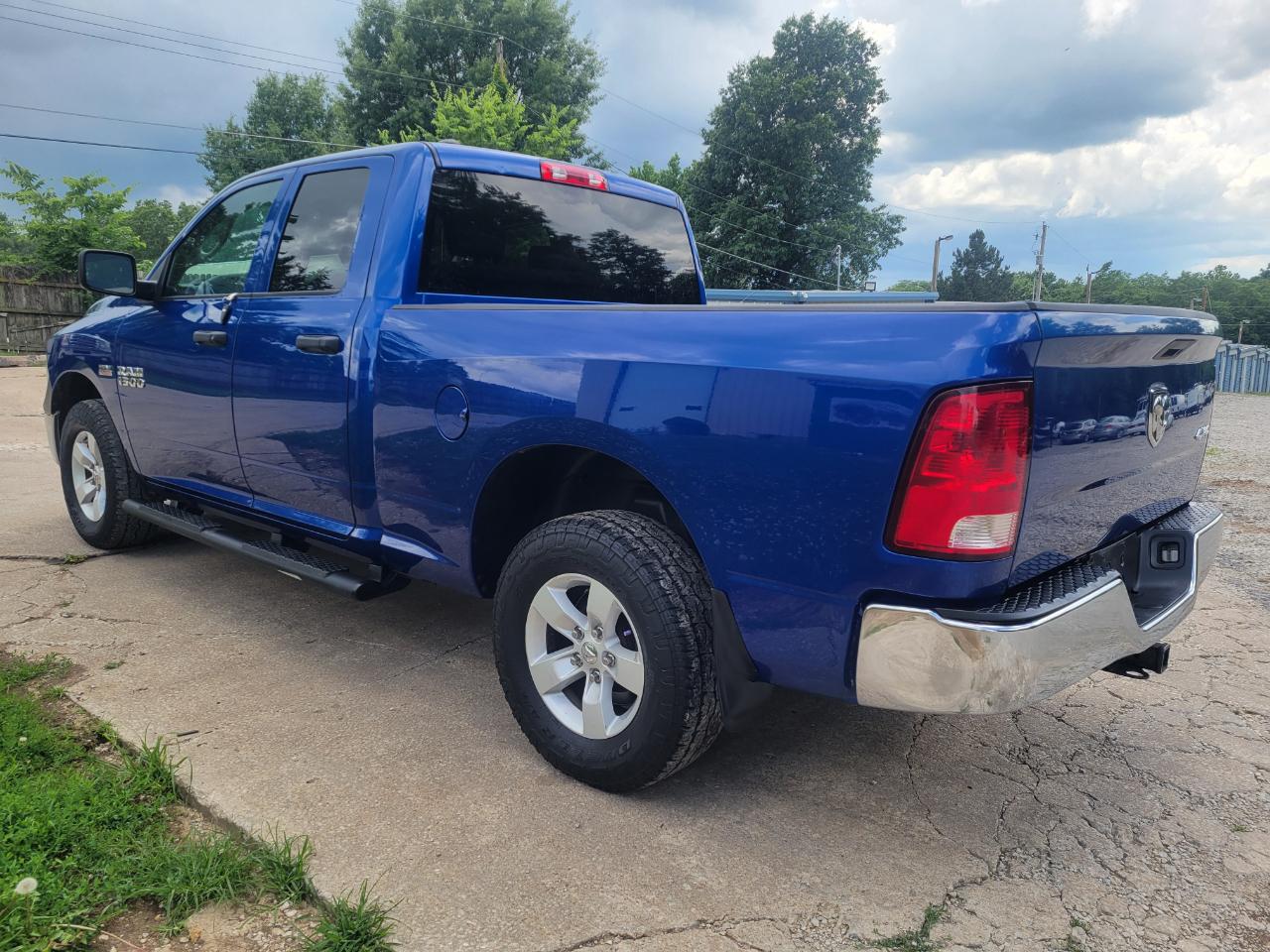RAM 1500 4WD Quad Cab 140.5" ST 2016