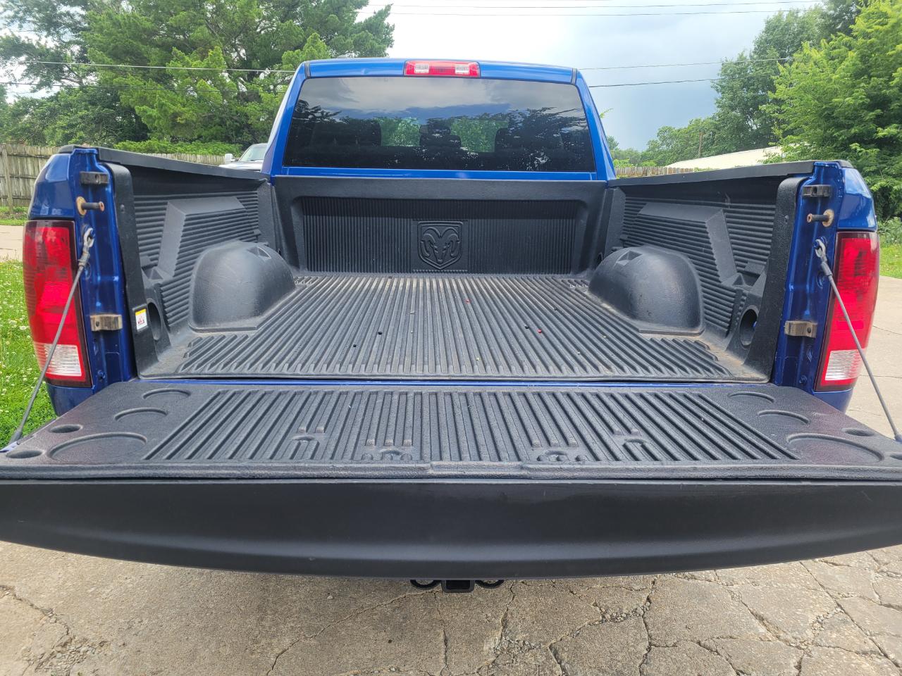 RAM 1500 4WD Quad Cab 140.5" ST 2016