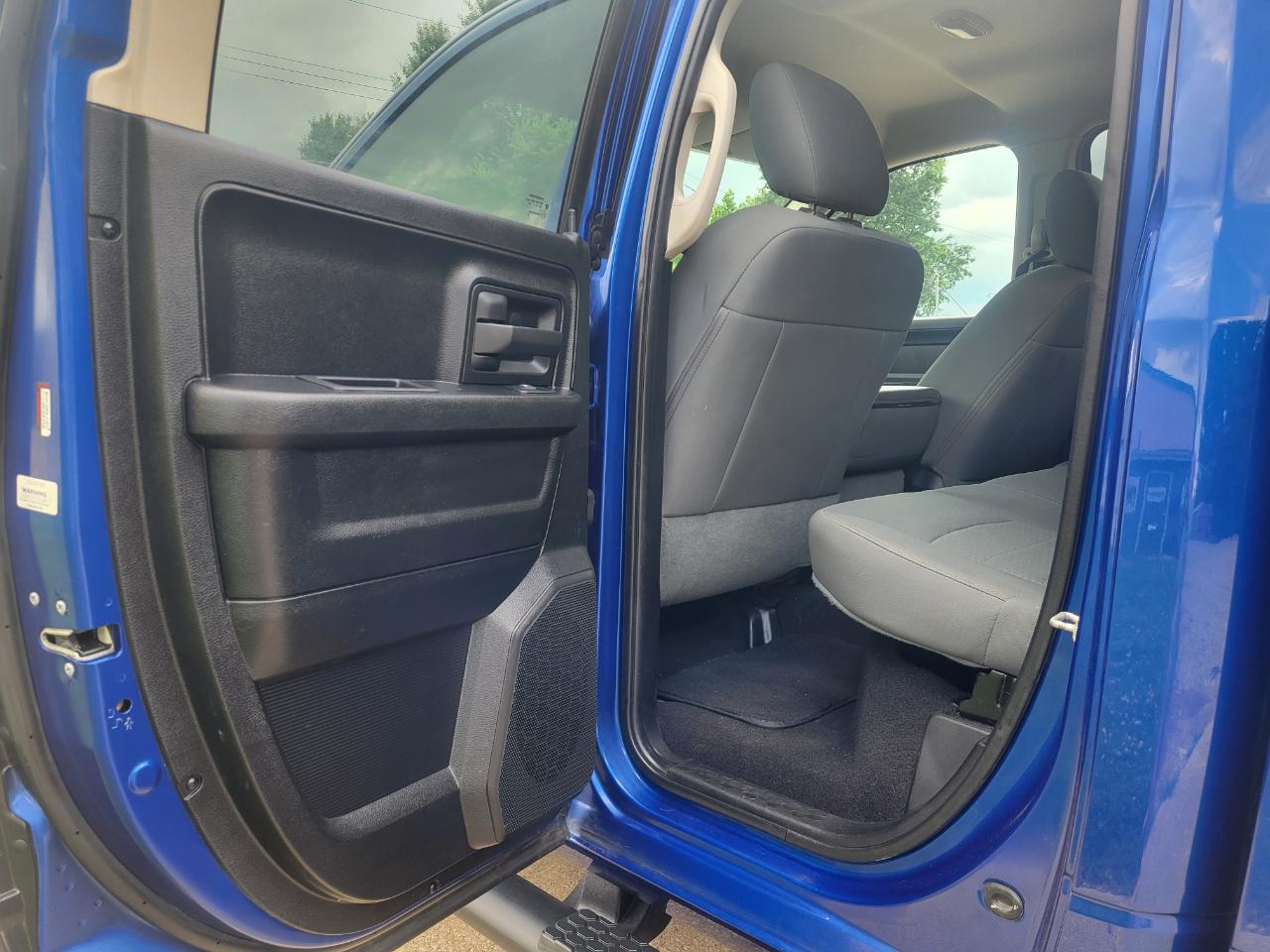 RAM 1500 4WD Quad Cab 140.5" ST 2016