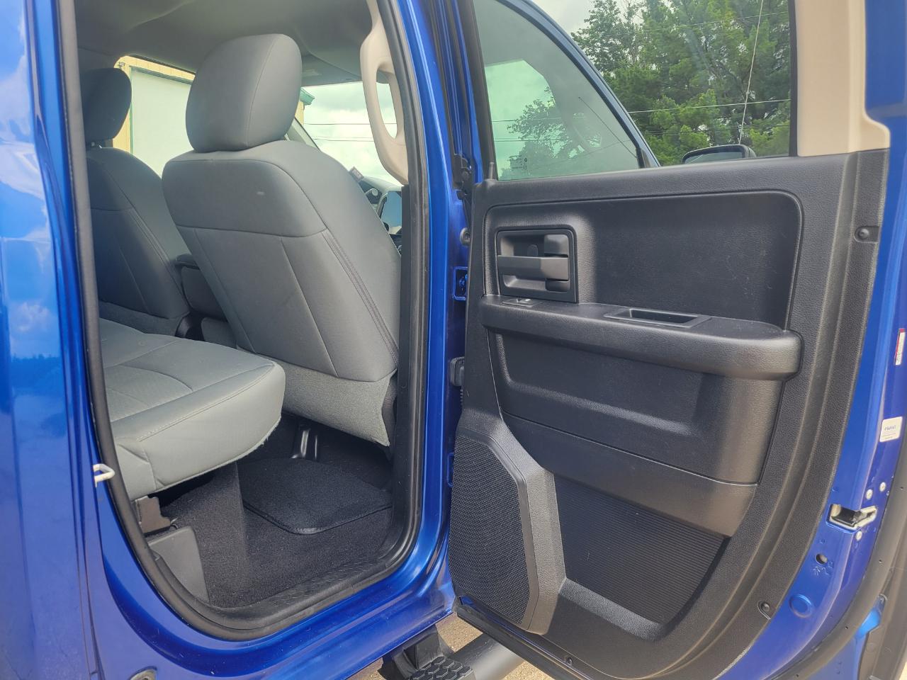 RAM 1500 4WD Quad Cab 140.5" ST 2016
