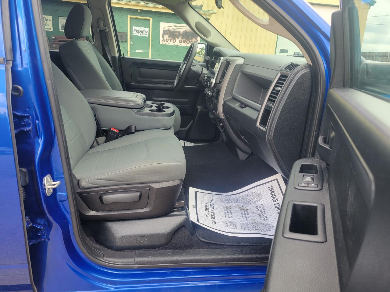 RAM 1500 4WD Quad Cab 140.5" ST 2016