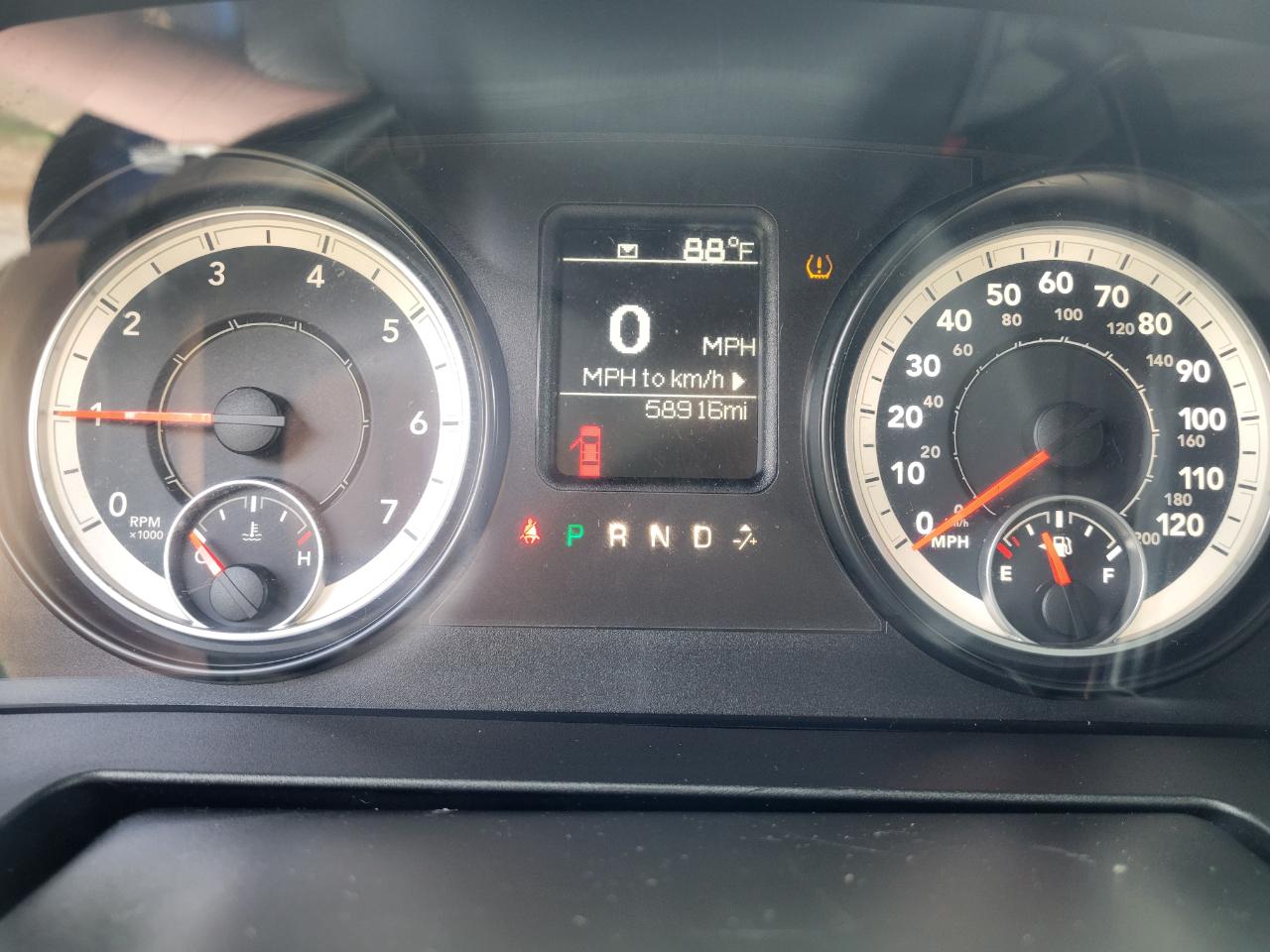 RAM 1500 4WD Quad Cab 140.5" ST 2016