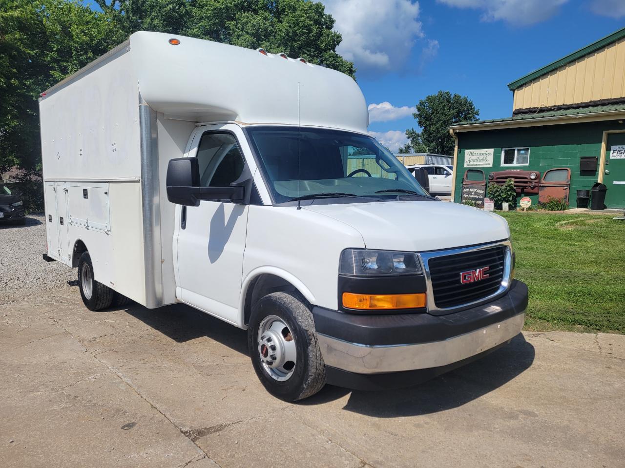 GMC Savana Commercial Cutaway 3500 Van 139" 2017