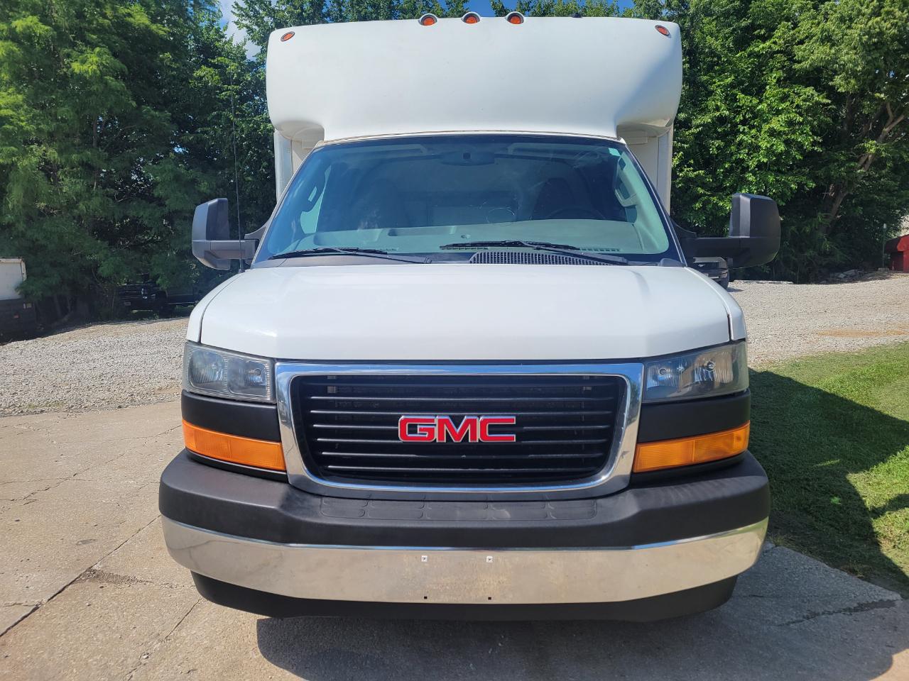 GMC Savana Commercial Cutaway 3500 Van 139" 2017