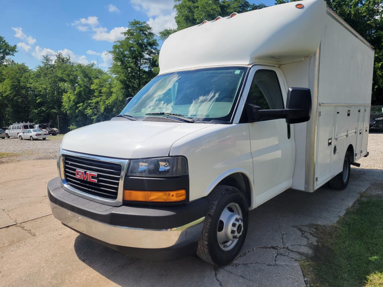 GMC Savana Commercial Cutaway 3500 Van 139" 2017