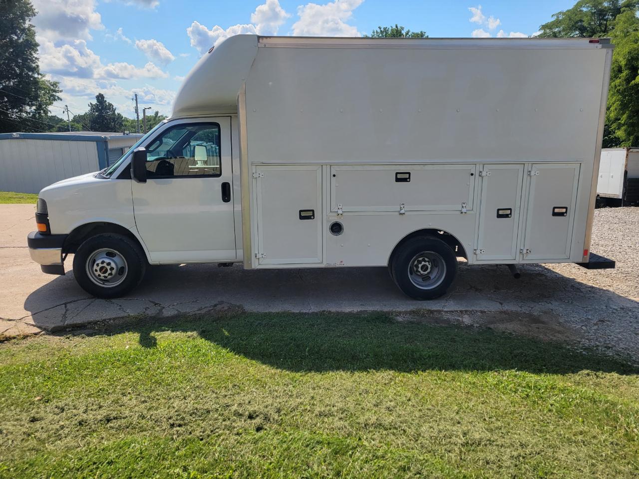 GMC Savana Commercial Cutaway 3500 Van 139" 2017