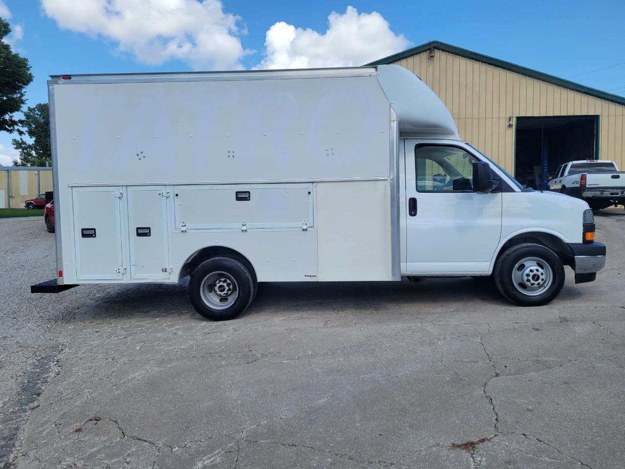 GMC Savana Commercial Cutaway 3500 Van 139" 2017