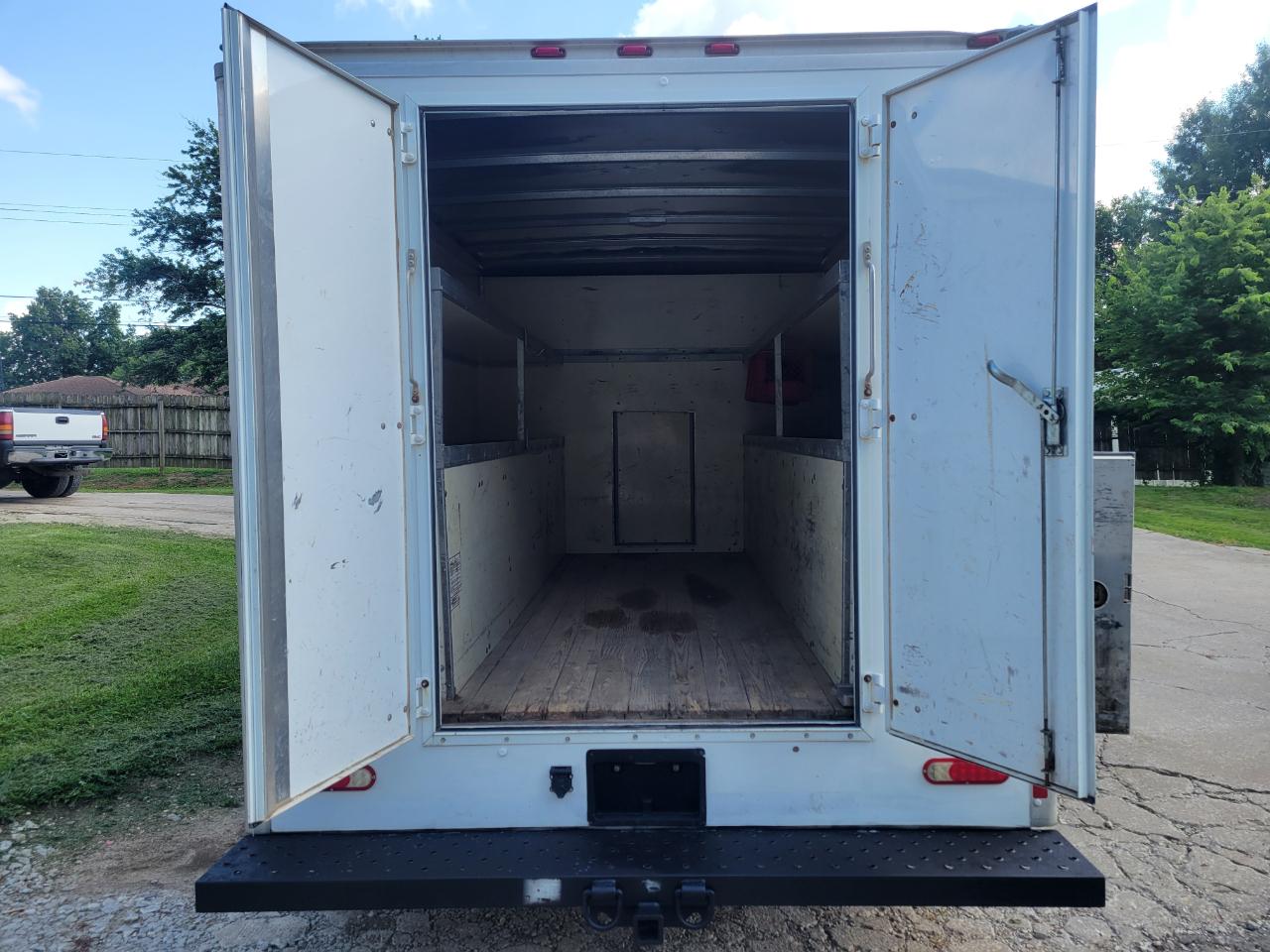 GMC Savana Commercial Cutaway 3500 Van 139" 2017