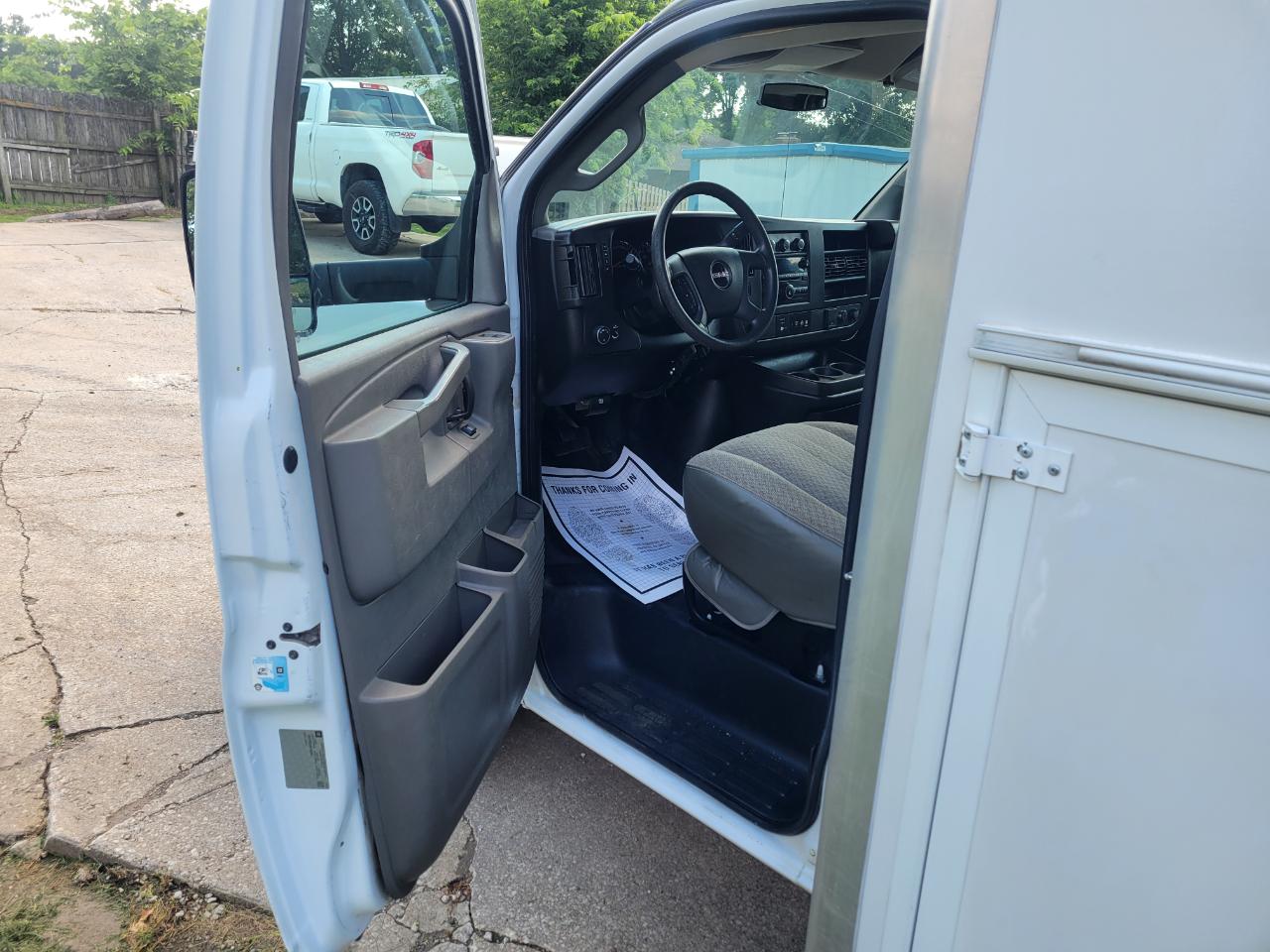 GMC Savana Commercial Cutaway 3500 Van 139" 2017