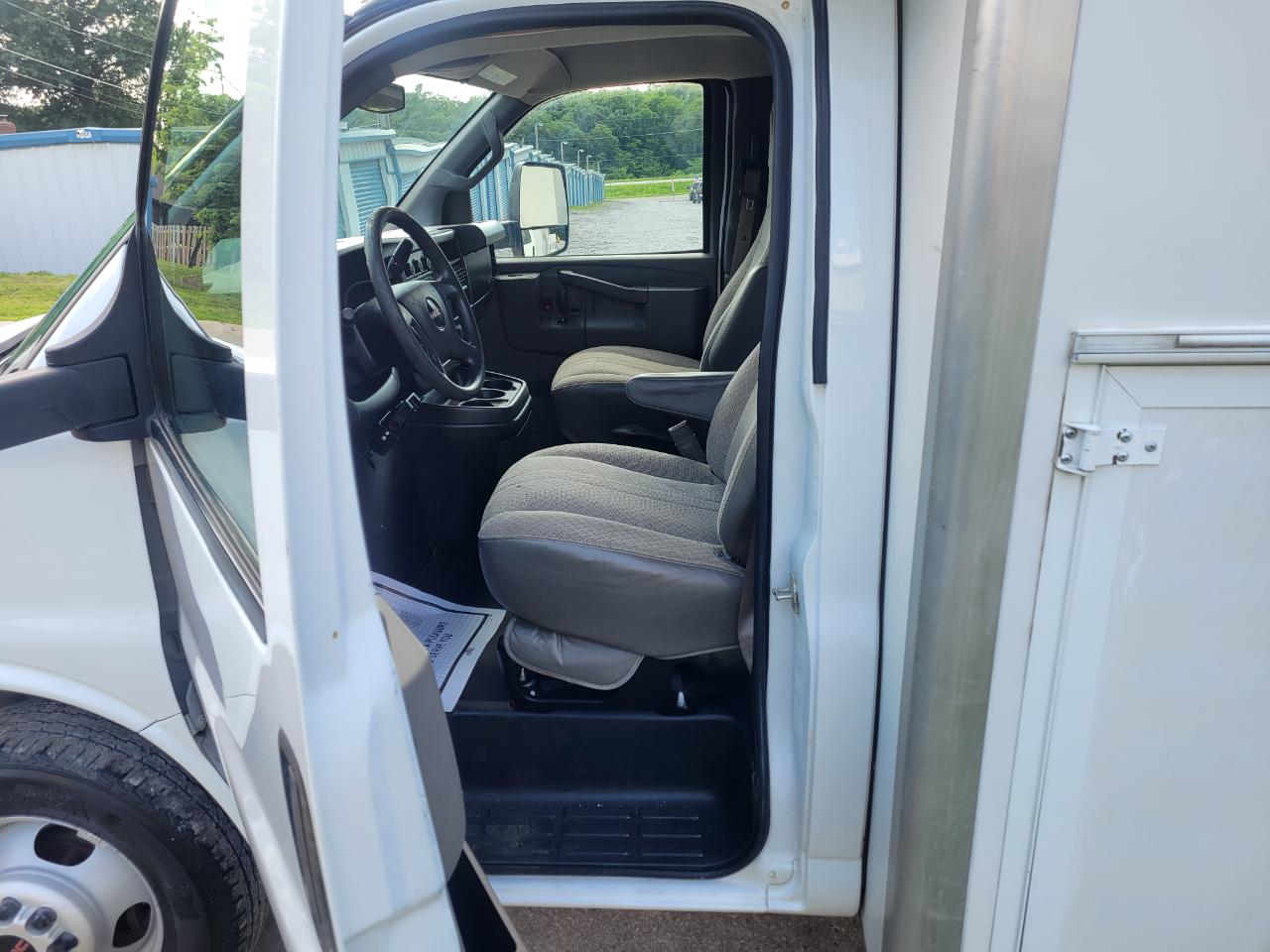 GMC Savana Commercial Cutaway 3500 Van 139" 2017