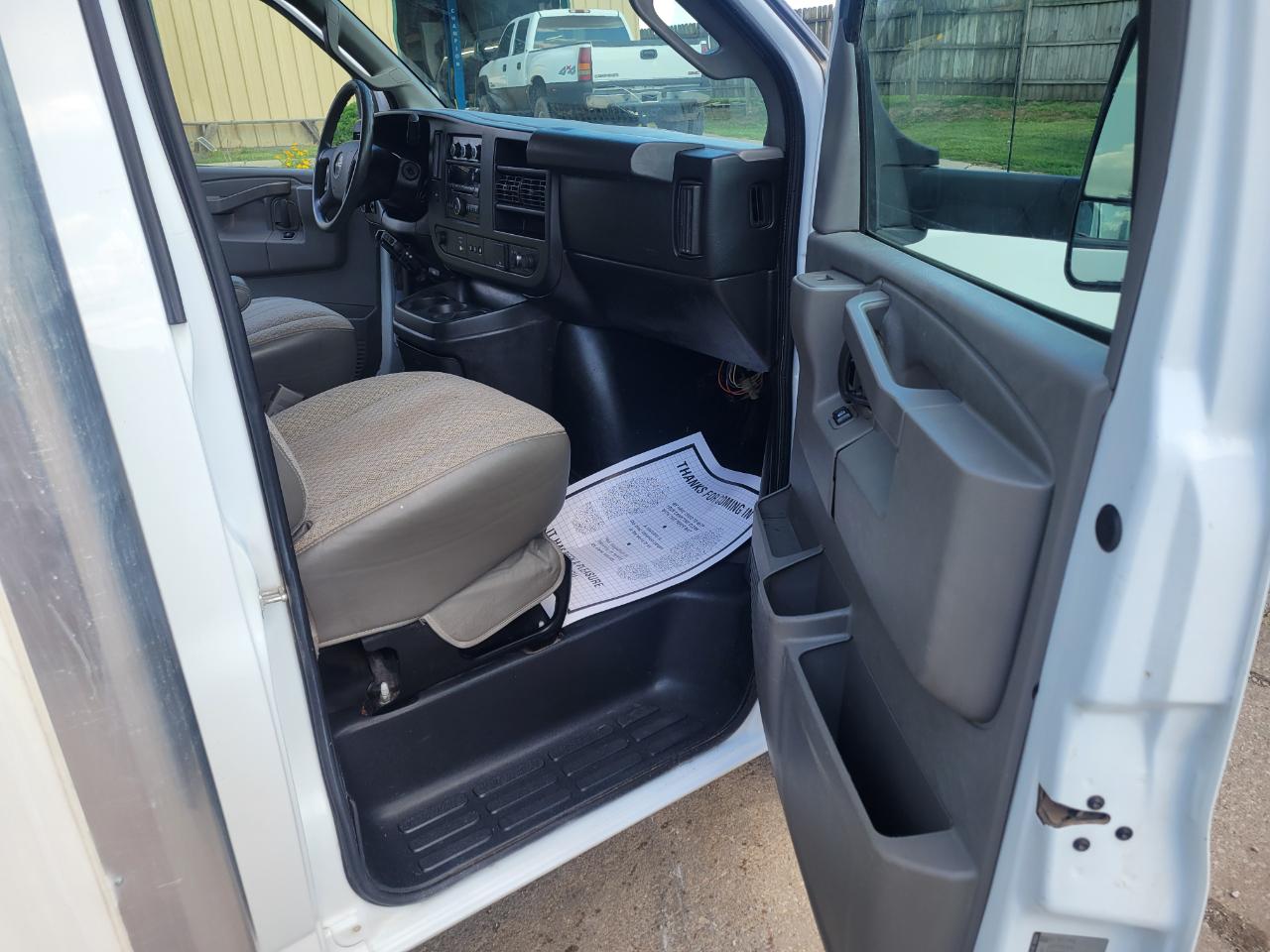 GMC Savana Commercial Cutaway 3500 Van 139" 2017