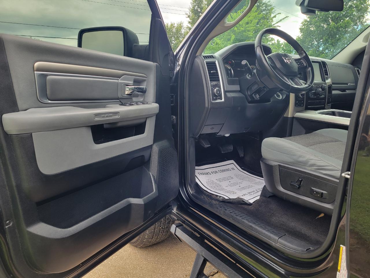 RAM 1500 Big Horn Crew Cab 4WD 2017
