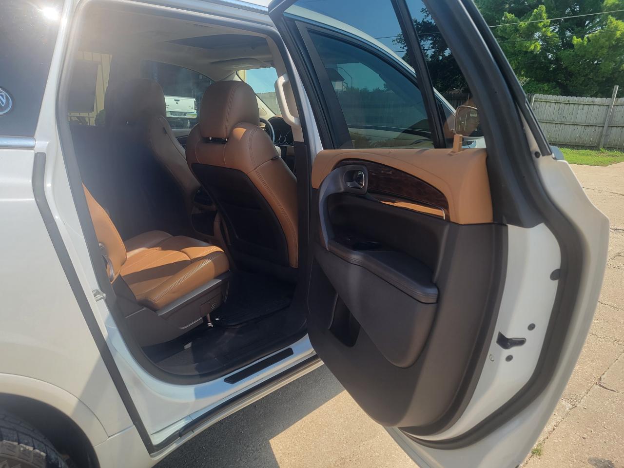 Buick Enclave FWD 4dr Leather 2017