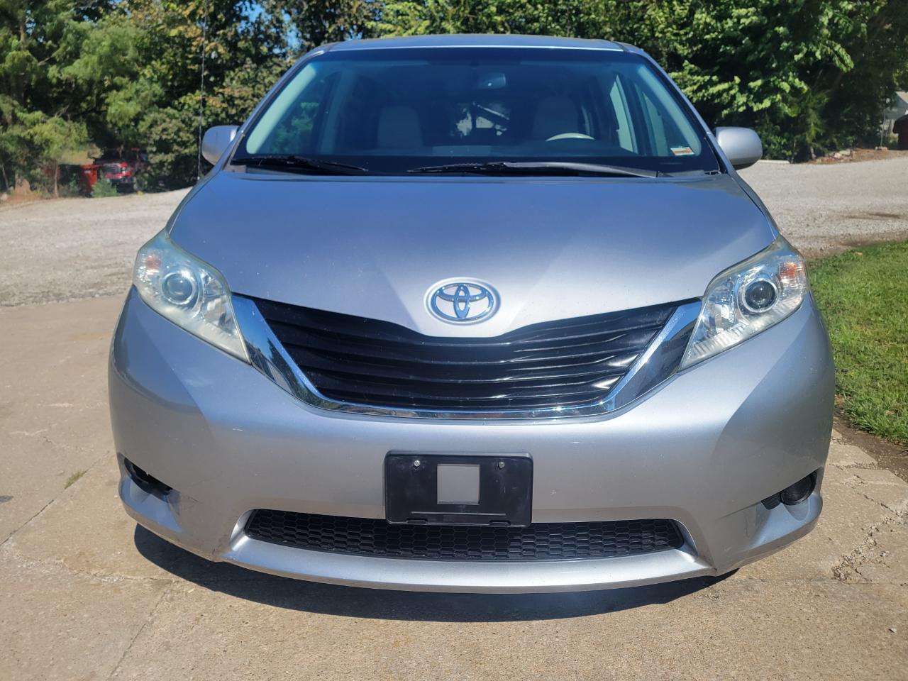 Toyota Sienna LE 7-Passenger Seating 2011