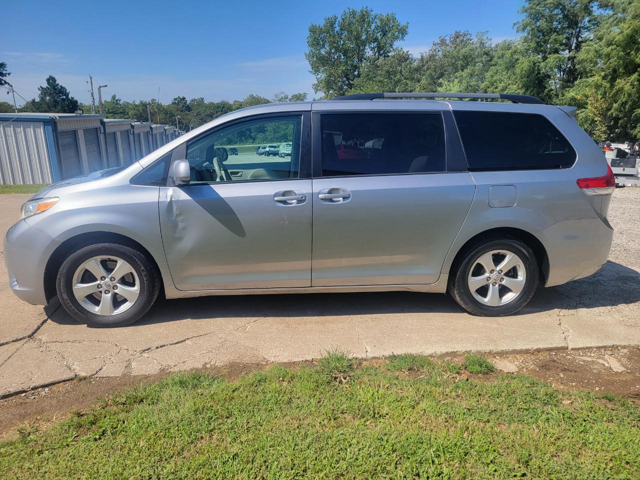 Toyota Sienna LE 7-Passenger Seating 2011