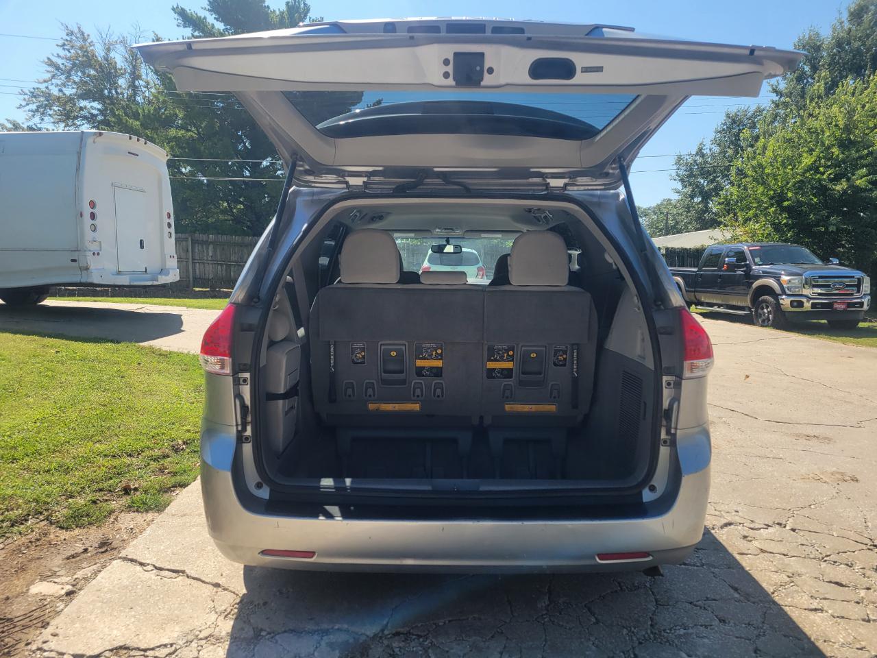 Toyota Sienna LE 7-Passenger Seating 2011
