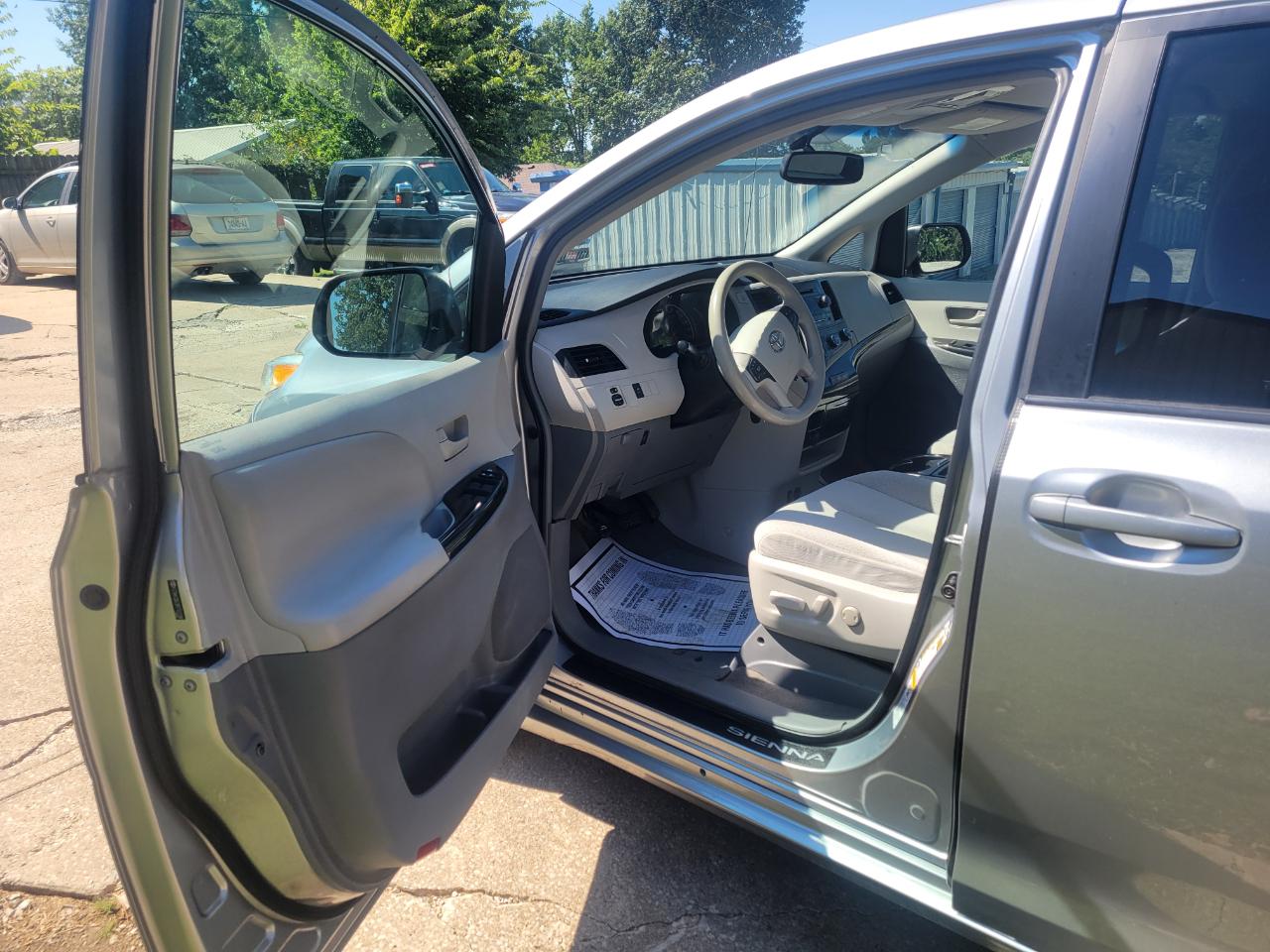 Toyota Sienna LE 7-Passenger Seating 2011