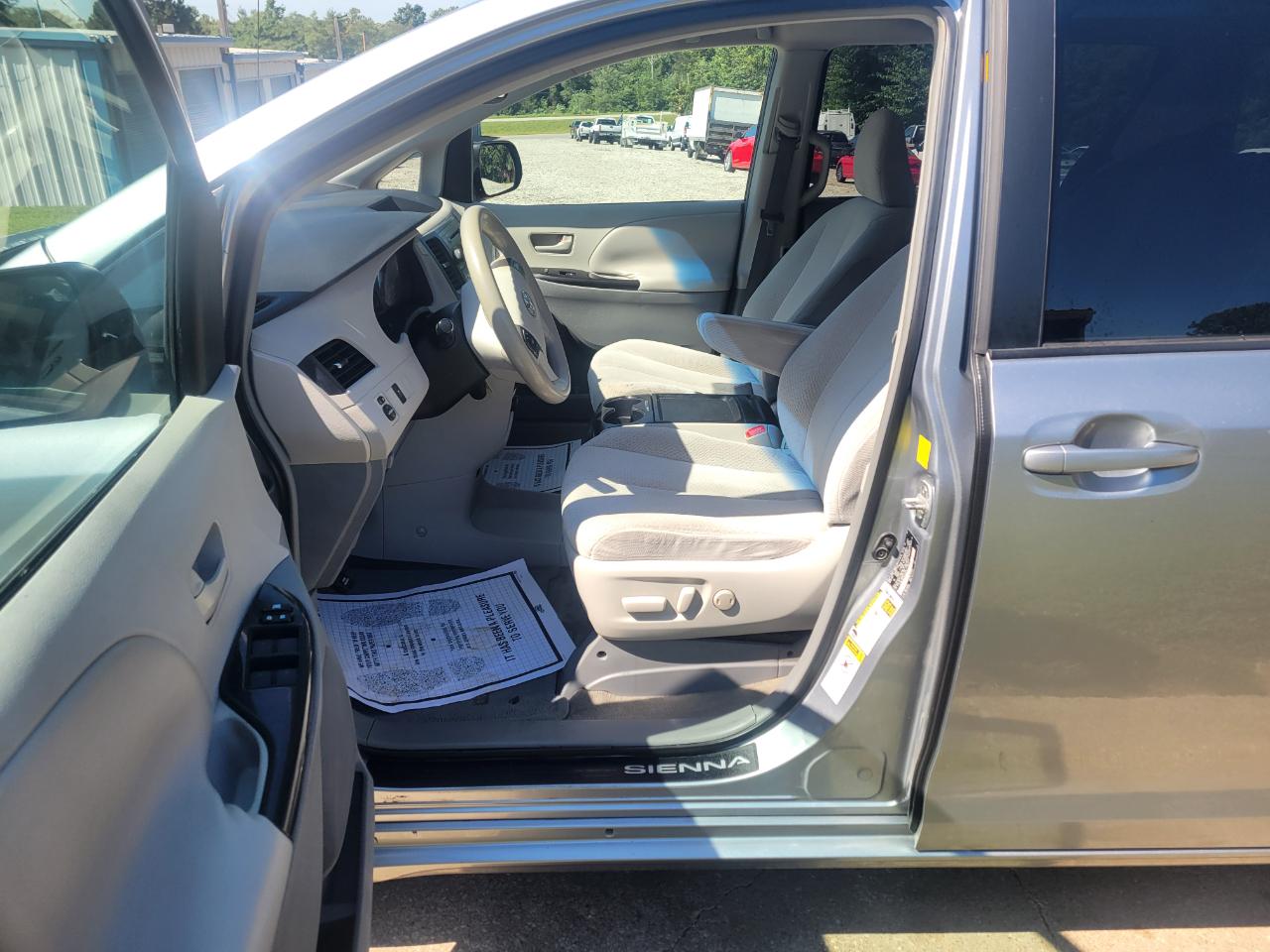Toyota Sienna LE 7-Passenger Seating 2011