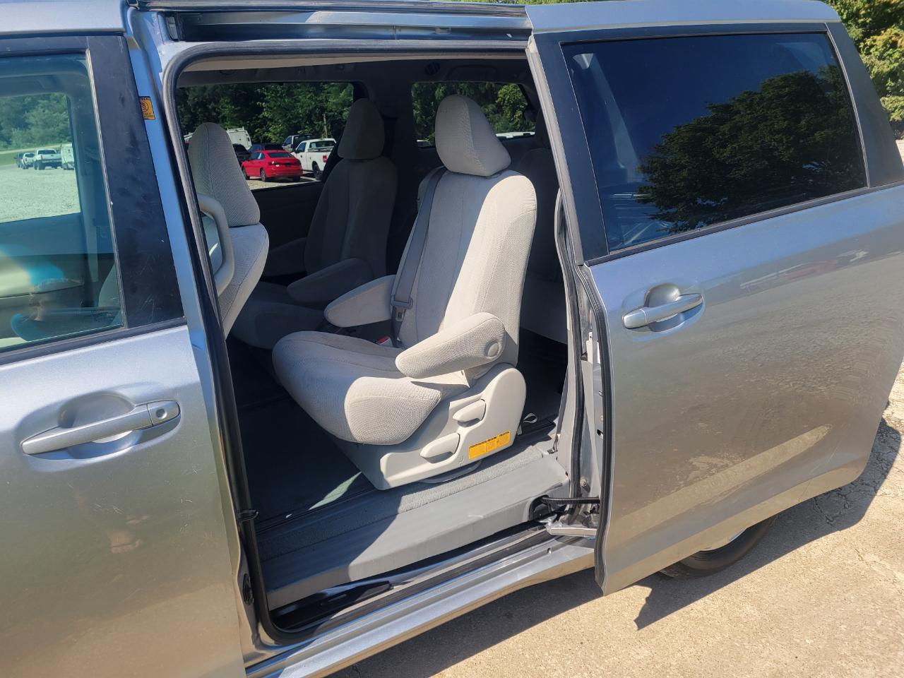 Toyota Sienna LE 7-Passenger Seating 2011