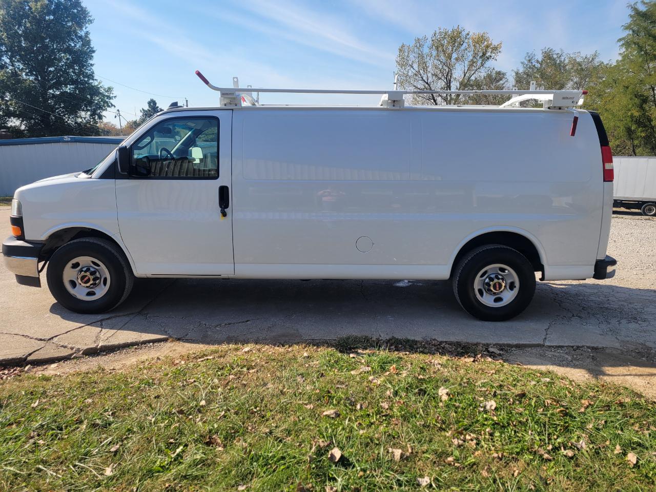 GMC Savana Cargo Van 2500 135" WB 2017