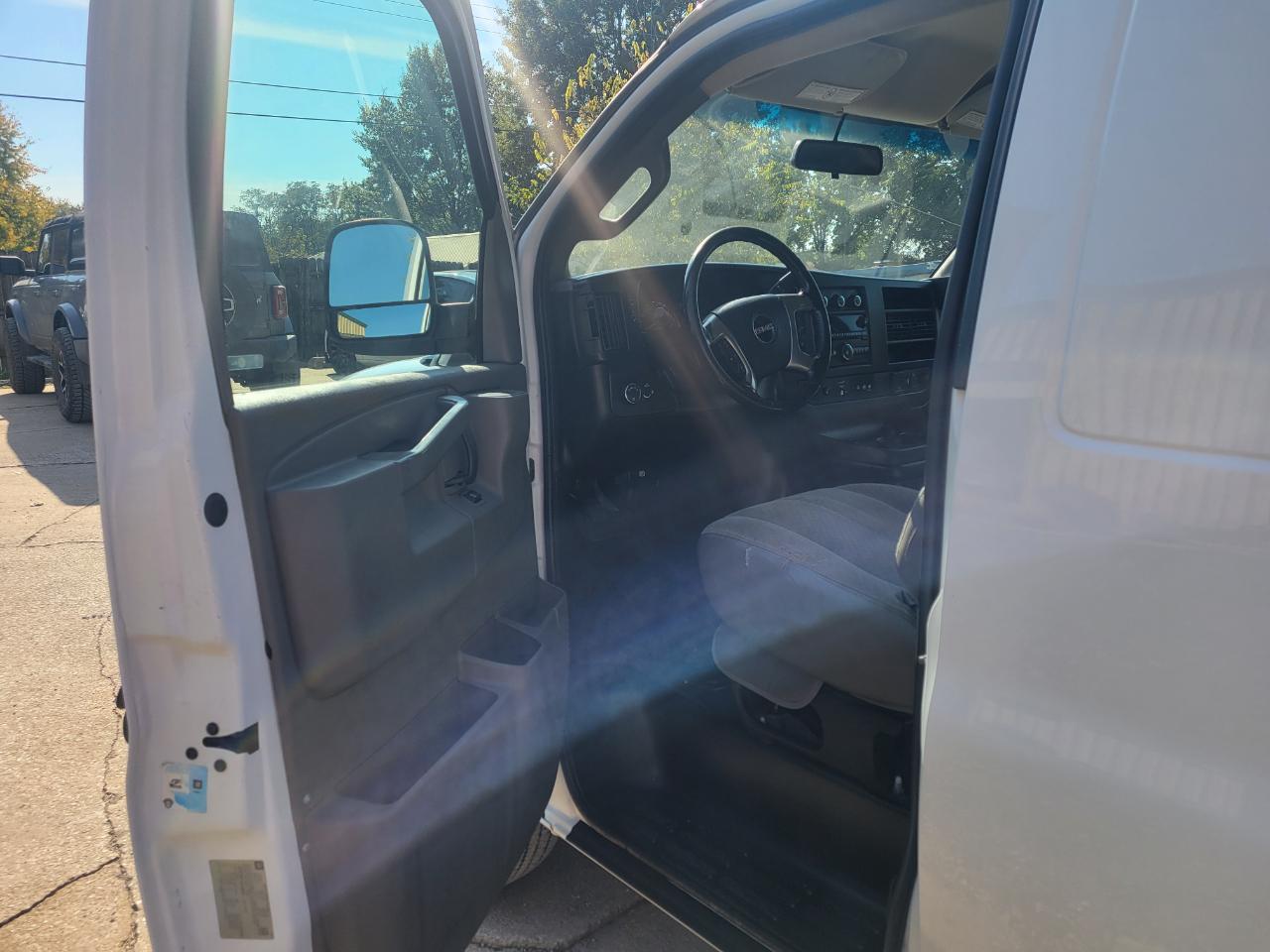 GMC Savana Cargo Van 2500 135" WB 2017