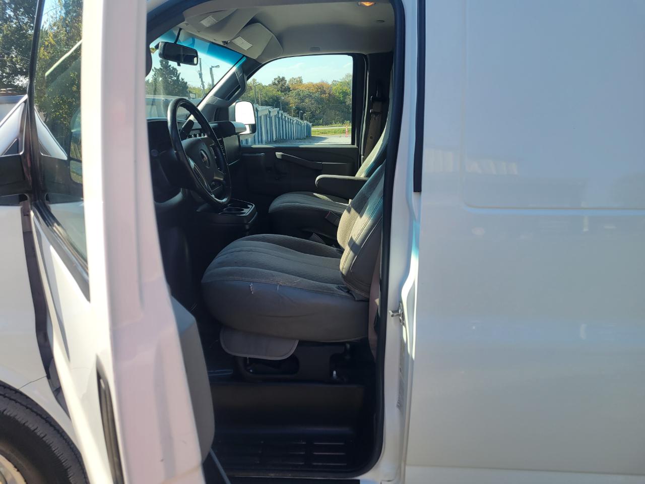 GMC Savana Cargo Van 2500 135" WB 2017