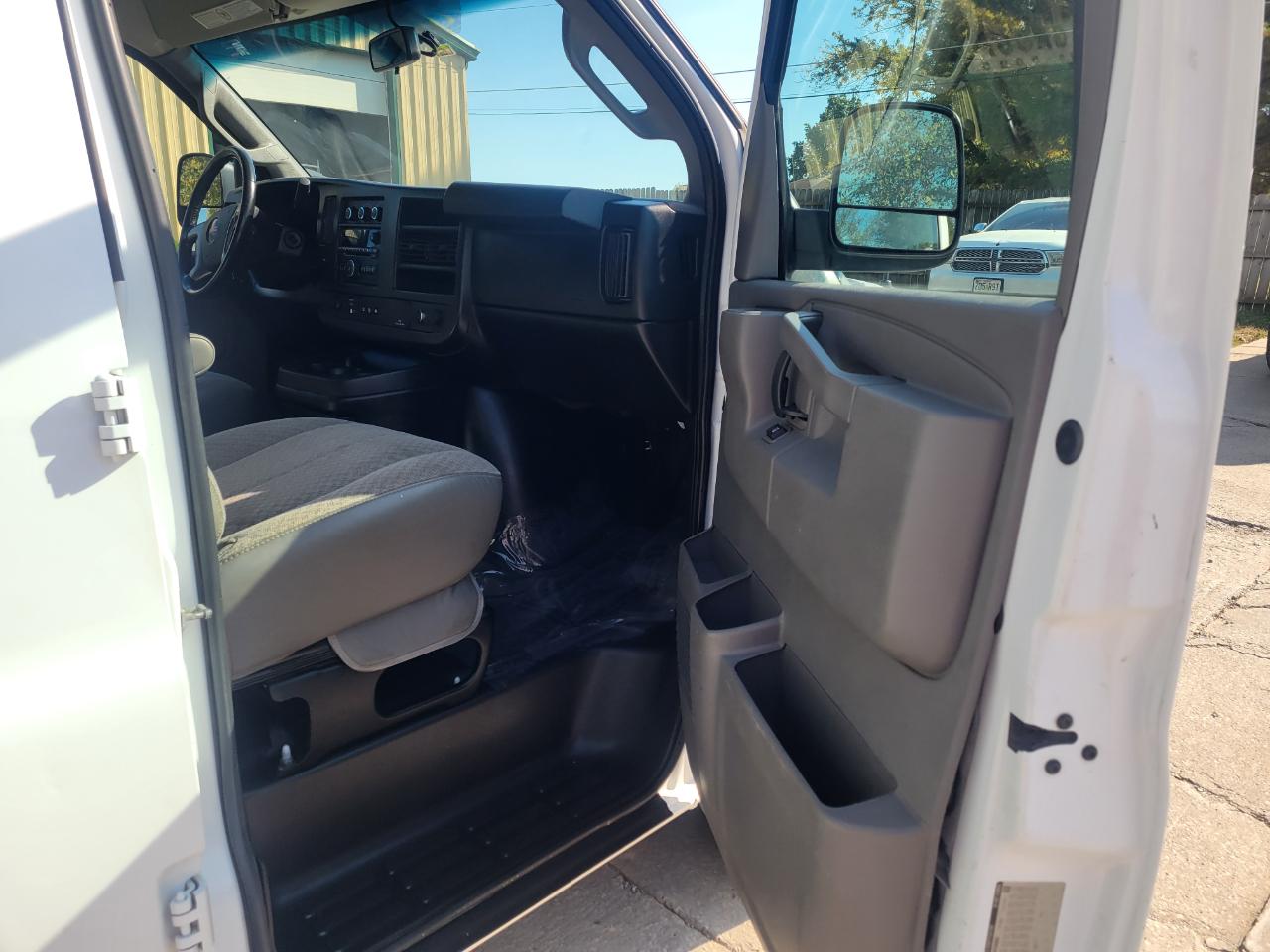 GMC Savana Cargo Van 2500 135" WB 2017