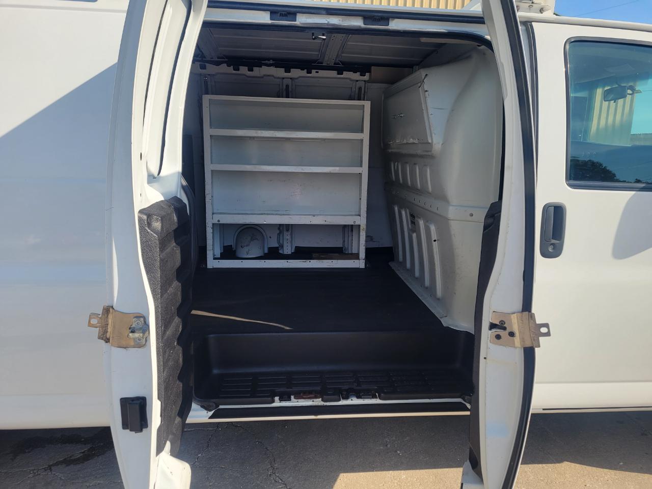 GMC Savana Cargo Van 2500 135" WB 2017
