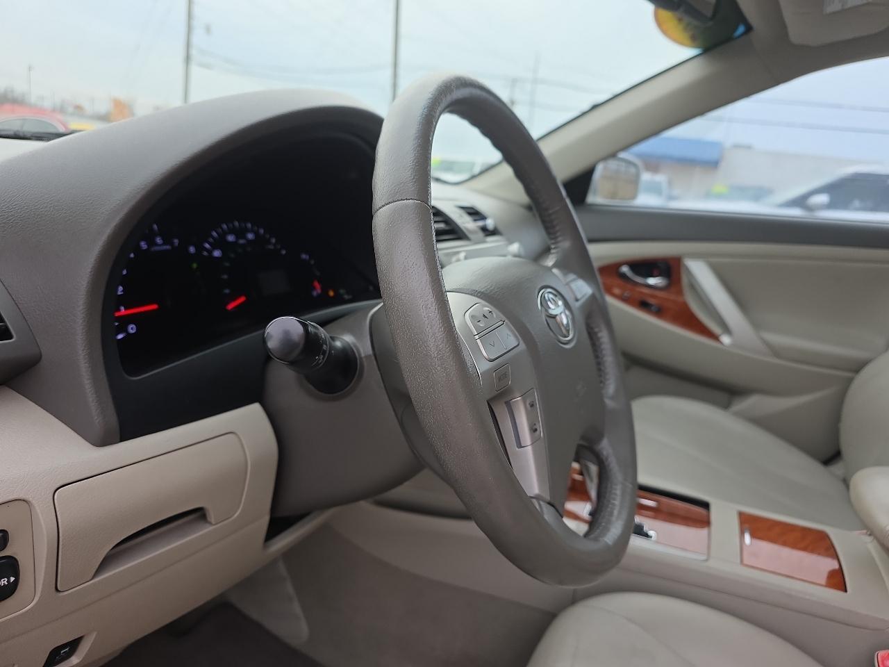 Toyota Camry 4dr Sdn I4 Auto XLE (Natl) 2011