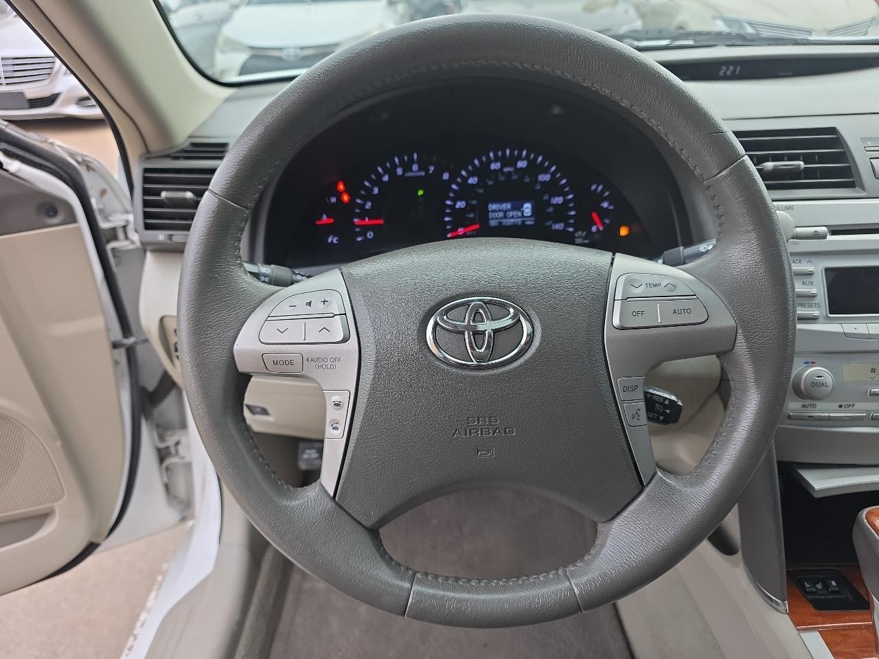 Toyota Camry 4dr Sdn I4 Auto XLE (Natl) 2011