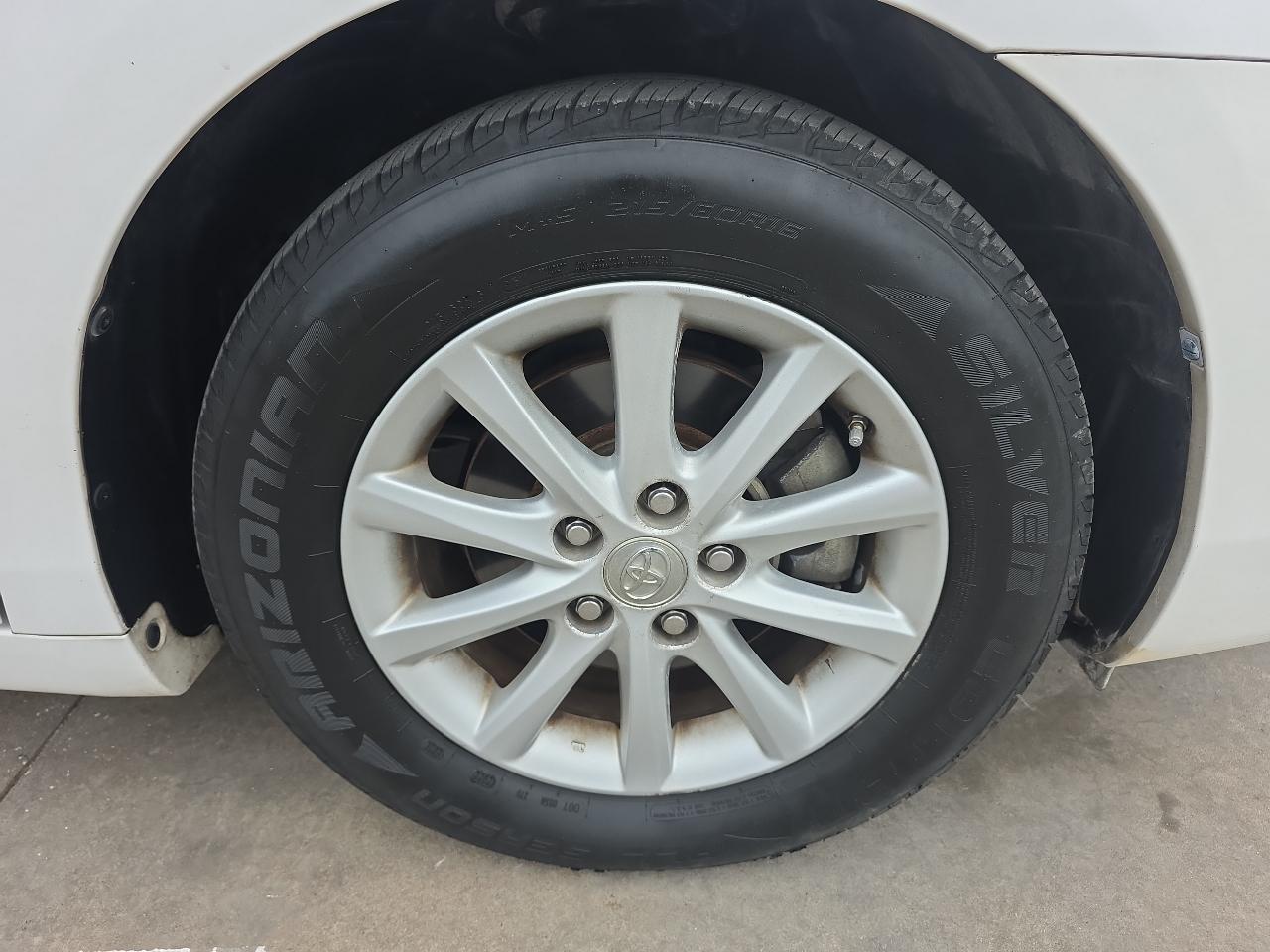 Toyota Camry 4dr Sdn I4 Auto XLE (Natl) 2011