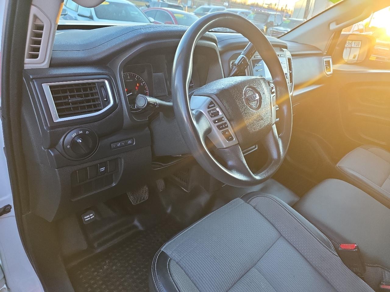 Nissan Titan XD 4x4 Gas Crew Cab S 2018